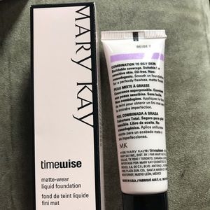 MaryKay Matte-wear liquid foundation beige 2